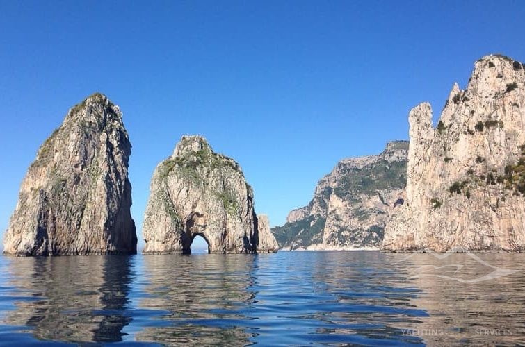 trascorri la tua vacanza a Capri in catamarano