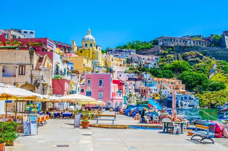 visitare l'isola di procida a bordo del nostro catamarano